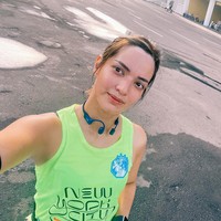 Tak hanya tubuhnya yang langsing, wajah cantik natural Nia tanpa pulasan makeup juga tak kalah mencuri atensi. Seperti dalam foto ini, Nia Ramadhani yang mengenakan kaos tanpa lengan berwarna hijau taampak berselfie sambil memamerkan wajah naturalnya. Foto: Instagram/@ramadhaniabakrie