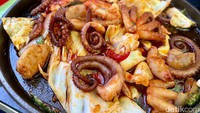 Setelah itu baru masukkan gurita. Masak hingga empuk. Masukkan saus racikan Nolda Pocha dan topping kol. Masak lagi sampai bumbu menyerap dan kol agak layu. Makanan inipun siap disantap.