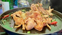 Olahan ceker ayam ini memiliki tekstur kenyal dan padat karena berupa kulit serta tulang rawan. Balutan saus gurih pedasnya puaskan selera.