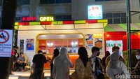 Semakin malam, Nolda Pocha semakin ramai pengunjung. Kalau mau bersantap di sini, kamu harus siap menunggu hingga 2 jam lamanya saat antrean tengah mengular.