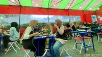 Inilah Nolda Pocha yang ramai dibicarakan netizen karena keunikan konsepnya. Suasana yang dihadirkan seperti tenda makan kaki lima (pojangmacha) yang banyak ditemui di Korea Selatan.