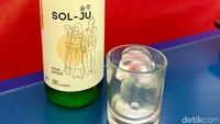 Selain makanan, menu soju halal 0% alkohol juga jadi incaran di sini. Bentuk kemasan, aroma, dan rasanya mirip soju sungguhan, tapi produk soju lokal Bandung ini sama sekali tidak mengandung alkohol.  