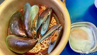 Kalau mau yang berkuah, jangan lupa cicip Clams Ramyeon (Rp 45.000) di Nolda Pocha. Ramen instan ini diberi topping kerang hijau.