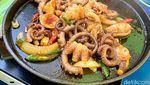 Serasa di Korea! Makan Gurita Pedas Sambil Seruput Soju di Warung Tenda