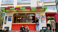 Nolda Pocha beralamat di Gedung Putih, Bintaro Sektor 9. Tempat makan ini buka mulai pukul 15.00 hingga sekitar 22.00.