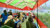 Sesuai dengan konsep pojangmacha yang dibawa, pendiri Nolda Pocha juga menghadirkan menu-menu layaknya di warung tenda kaki lima khas Korea Selatan tersebut.