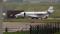 Sebuah pesawat yang membawa Duke of Sussex saat tiba di Bandara Aberdeen. Foto: PA Images via Getty Images/Andrew Milligan - PA Images