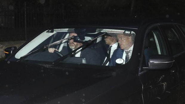 Pangeran Harry dari Inggris (tengah) tiba dengan mobil di Balmoral di Skotlandia, Kamis, 8 September 2022. Ratu Elizabeth II, raja terlama yang memerintah Inggris meninggal Kamis setelah 70 tahun takhta. Dia berusia 96 tahun. (AP Photo/Scott Heppell)