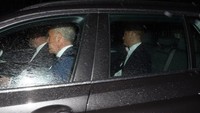 Pangeran Harry datang dari Bandara Aberdeen sendiri tanpa Meghan Markle. Foto: PA Images via Getty Images/Andrew Milligan - PA Images