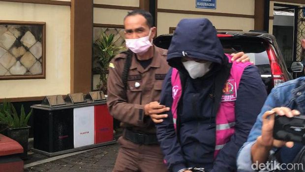 Pegawai Bapenda yang ditahan akibat penyimpangan pajak daerah.