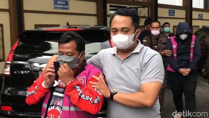 Pegawai Bapenda yang ditahan akibat penyimpangan pajak daerah.