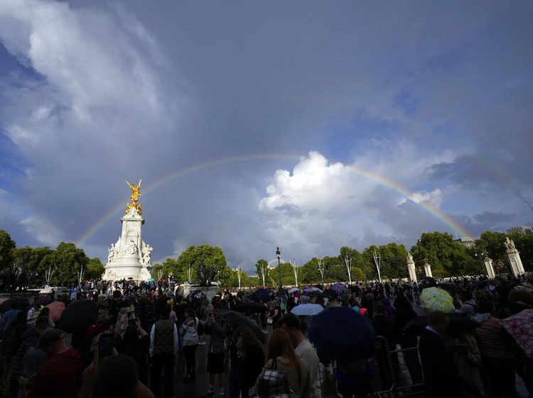 Pelangi di Istana Buckingham Sesaat Sebelum Ratu Elizabeth Meninggal