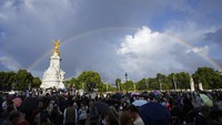Kemunculan pelangi di langit Istana Buckingham tertangkap kamera. Foto: AP/Frank Augstein