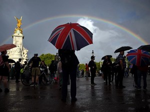 Pelangi Seketika Muncul di Langit Inggris Saat Ratu Elizabeth II Wafat