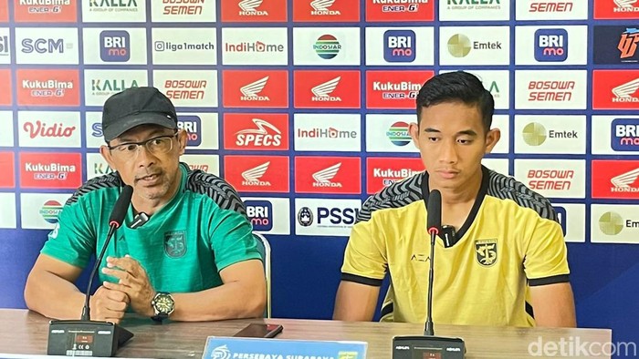 Pelatih Persebaya Aji Santoso pada sesi prescon jelang menghadapi PSM Makassar di Stadion Gelora BJ Habibie Parepare