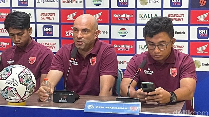 Pelatih PSM Makassar Bernardo Tavares pada sesi prescon jelang menghadapi Persebaya Surabaya di Stadion Gelora BJ Habibie Parepare