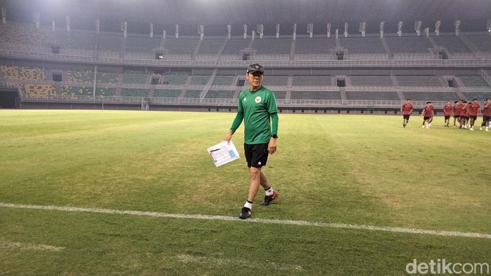 Pelatim Shin Tae Yong mengawasi anak asuhnya berlatih di Stadion GBT Surabaya
