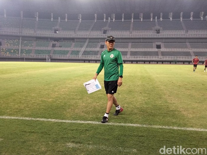 Pelatim Shin Tae Yong mengawasi anak asuhnya berlatih di Stadion GBT Surabaya