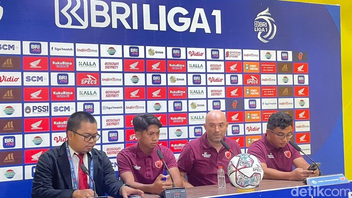 Pemain PSM Ananda Raehan dan Pelatih Bernardo Tavares dalam pre match konferensi pers, Jumat (9/9/2022).