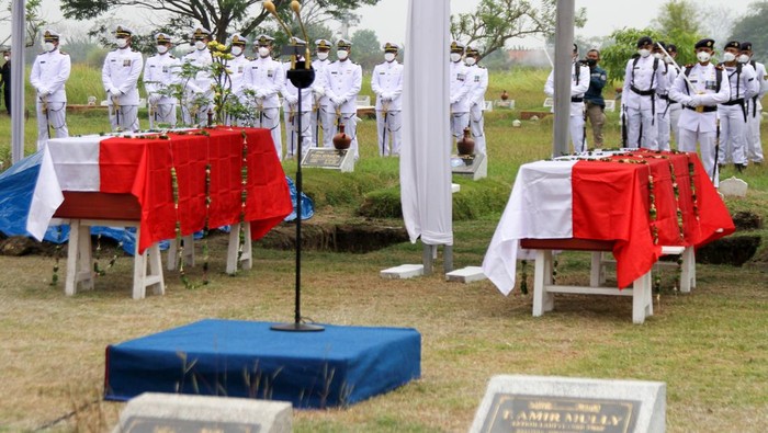 Pemakaman Pilot-CoPilot Bonanza TNI AL yang Jatuh di Selat Madura Kepala Staf Angkatan Laut (KSAL) Laksamana TNI Yudo Margono (kedua kiri) meletakkan karangan bunga di makam Pilot Kapten Laut (P) Anumerta Judistira Eka Permady dan CoPilot Lettu Laut (P) Anumerta Dendy Kresna Bakti Sabila saat prosesi pemakaman jenazah di Taman Makam Bahagia TNI AL Desa Gisikcemandi Sedati, Sidoarjo, Jawa Timur, Jumat (9/9/2022). Pesawat latih jenis G-36 Bonanza T-2503 milik TNI AL yang dipiloti Kapten Laut (P) Judistira Eka Permady dan CoPilot Lettu Laut (P) Dendy Kresna Bakti Sabilamengalami kecelakaan di Perairan Laut Selat Madura saat melakukan latihan anti-serangan udara pada Rabu (7/9). ANTARA FOTO/Umarul Faruq/rwa.
