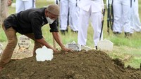 Laksamana Yudo Margono mengatakan, untuk memberi penghorman kepada keduanya, pihaknya telah menaikkan pangkat keduanya satu tingkat lebih tinggi yakni berpangkat Kapten. Pihaknya juga telah memberi santunan kepada keluarga.  
