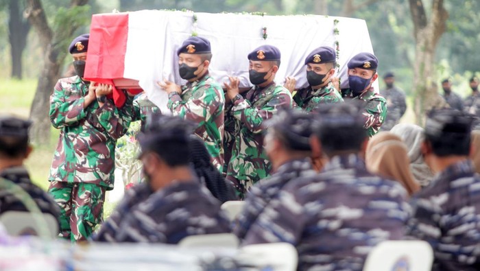 Pemakaman Pilot-CoPilot Bonanza TNI AL yang Jatuh di Selat Madura Kepala Staf Angkatan Laut (KSAL) Laksamana TNI Yudo Margono (kedua kiri) meletakkan karangan bunga di makam Pilot Kapten Laut (P) Anumerta Judistira Eka Permady dan CoPilot Lettu Laut (P) Anumerta Dendy Kresna Bakti Sabila saat prosesi pemakaman jenazah di Taman Makam Bahagia TNI AL Desa Gisikcemandi Sedati, Sidoarjo, Jawa Timur, Jumat (9/9/2022). Pesawat latih jenis G-36 Bonanza T-2503 milik TNI AL yang dipiloti Kapten Laut (P) Judistira Eka Permady dan CoPilot Lettu Laut (P) Dendy Kresna Bakti Sabilamengalami kecelakaan di Perairan Laut Selat Madura saat melakukan latihan anti-serangan udara pada Rabu (7/9). ANTARA FOTO/Umarul Faruq/rwa.
