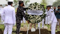 Kepala Staf TNI AL (KSAL) Laksamana TNI Yudo Margono memimpin langsung pemakaman kedua jenasah pilot dan copilot pesawat Bonanza ini.  