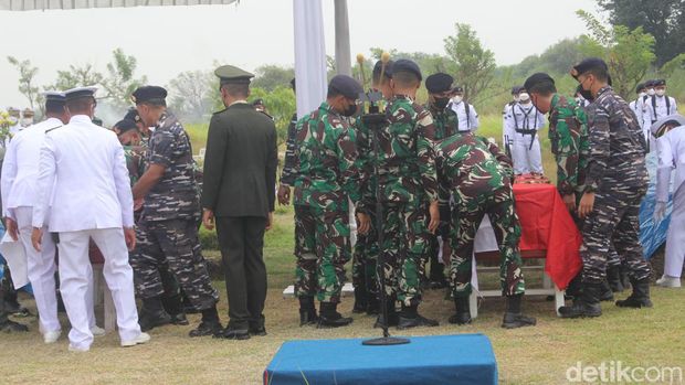 Pemakaman pilot dan kopilot pesawat latih TNI AL jenis G-36 Bonanza yang jatuh di Selat Madura
