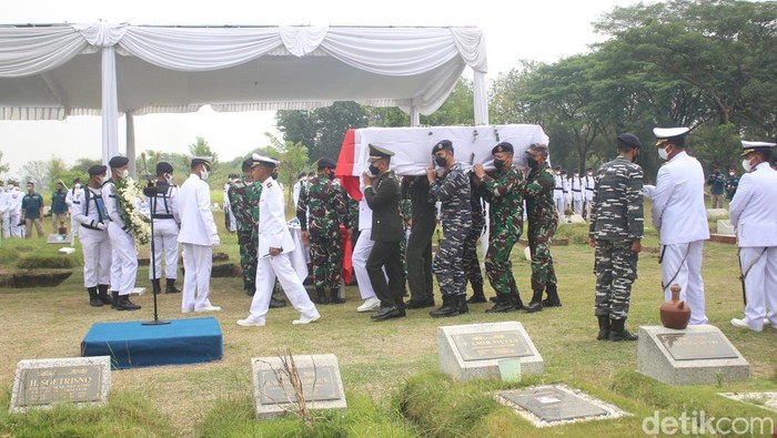 Pemakaman pilot dan kopilot pesawat latih TNI AL jenis G-36 Bonanza yang jatuh di Selat Madura