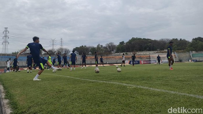 Pemian Gresik United berlatih di Stadion Gelora Joko Samudro