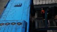 Bus TransJakarta berhenti di halte untuk menurunkan penumpang. Tambahan subsidi yang diusulkan pascakenaikan harga BBM sebesar Rp 62,1 miliar.