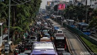 Kepadatan lalu-lintas terlihat bersisian dengan jalur busway. 