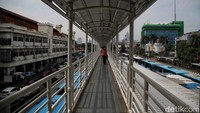 Koridor terlihat sepi penumpang di jam-jam tidak sibuk. 