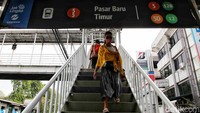 Penumpang menuruni halte. Seperti diketahui, pemerintah menaikkan harga BBM subsidi Pertalite menjadi Rp 10 ribu per liter dari Rp 7.650 per liter. Pemerintah juga menaikkan harga BBM subsidi untuk solar dari Rp 5.150 rupiah per liter menjadi Rp 6.800 per liter. Kemudian, untuk BBM non-subsidi, pemerintah menaikkan harga Pertamax dari Rp 12.500 per liter menjadi Rp 14.500 per liter.