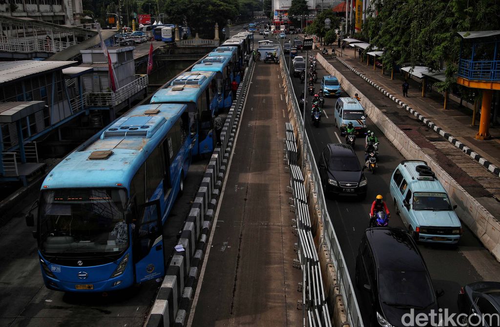 Pemprov DKI Jakarta menambah anggaran subsidi TransJakarta imbas kenaikan harga bahan bakar minyak (BBM). Tambahan subsidi mencapai Rp 62,1 miliar.