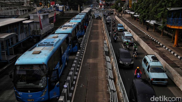 Pemprov DKI Tambah Subsidi Rp 62 M untuk TransJ Imbas Kenaikan BBM Pemprov DKI Jakarta menambah anggaran subsidi TransJakarta imbas kenaikan harga bahan bakar minyak (BBM). Tambahan subsidi mencapai Rp 62,1 miliar.