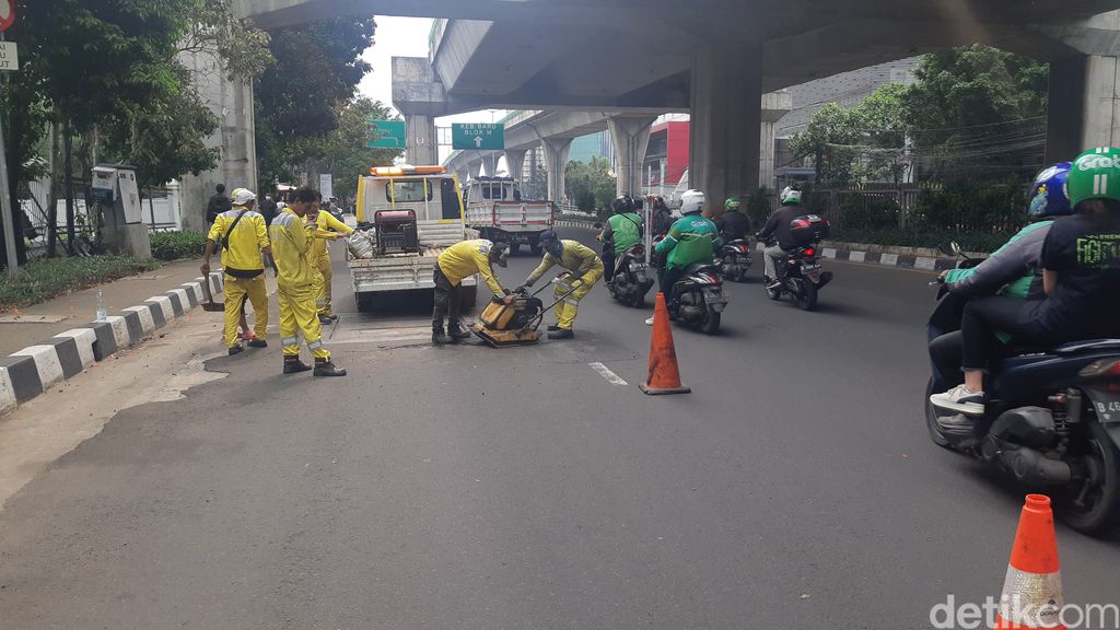 Perbaikan tambalan Jl Kapten P Tendean, Jaksel, 9 September 2022. (Danu Damarjati/detikcom)