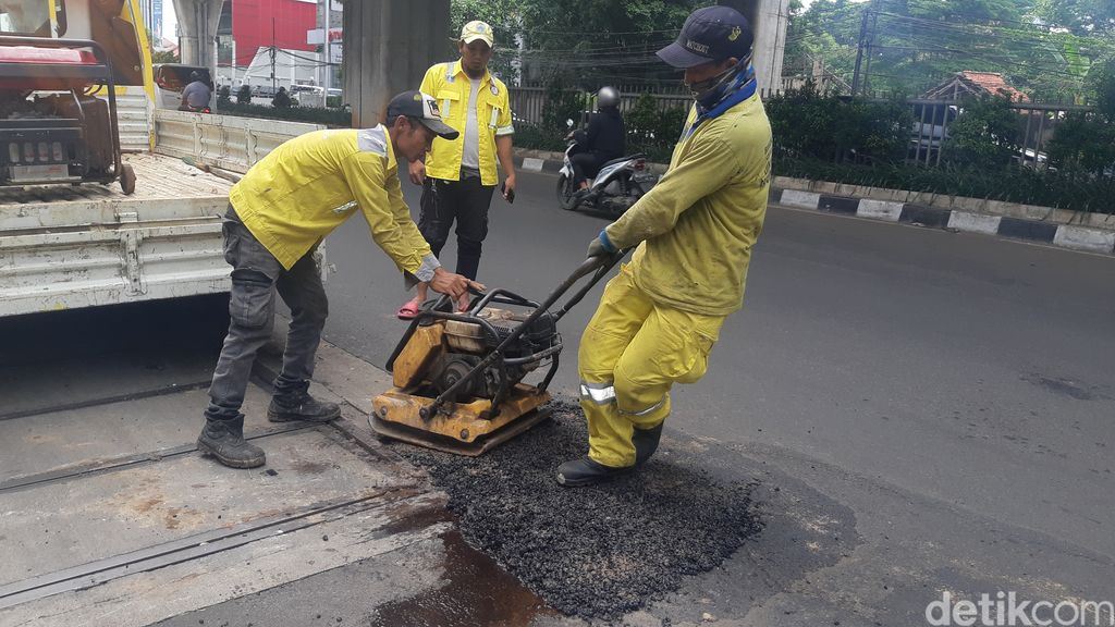 Perbaikan tambalan Jl Kapten P Tendean, Jaksel, 9 September 2022. (Danu Damarjati/detikcom)