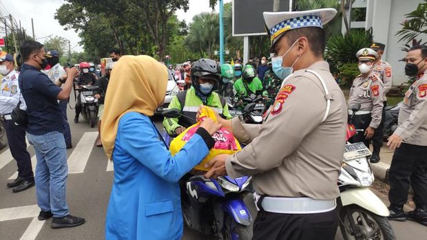 Polda Metro salurkan bantuan kepada warga terdampak kenaikan BBM