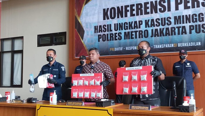 Polres Jakpus tangkap 2 kurir ekstasi di Jakarta Barat.