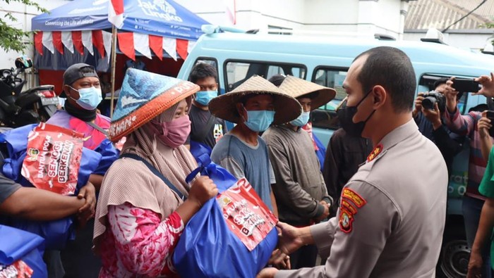 Polres Pelabuhan Tanjung Priok salurkan bantuan sembako ke warga terdampak kenaikan BBM.
