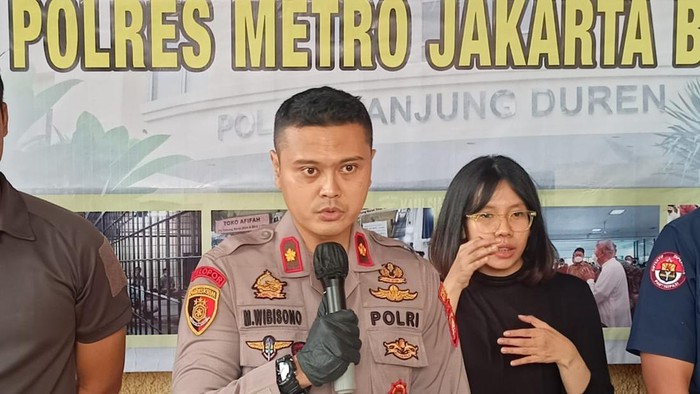 Kapolsek Tanjung Duren Kompol Muharam Wibisono merilis kasus ibu yang buang bayi aborsi, di Tomang, Jakarta Barat, umat (9/9/2022).