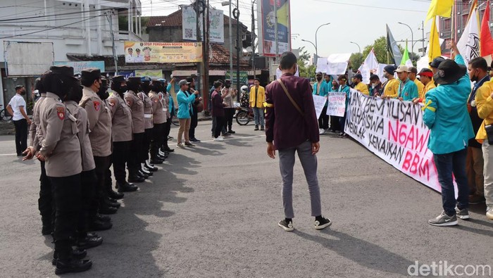 Polwan mengawal demo Aliansi BEM Ngawi tolak BBM naik