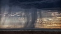 Lanjut, dari Pantai Huntington, California, Amerika Serikat, hujan deras terlihat bercucuran dari awan gelap. Momen ini dipotret pada 4 Oktober 2021.