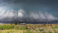 Sebuah bukit di sebelah utara Thedford, Nebraska, hendak ditelan awan gelap. Bikin merinding banget.