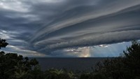 Awan gelap terlihat menyelimuti Laut Jepang dengan bentuk dan ukuran yang sangat besar. Panorama ini dijepret pada 8 Agustus 2021, seram...