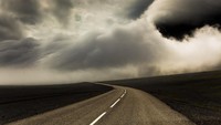Amukan awan selanjutnya ada di kawasan jalan raya di dekat Hofn, Islandia. Gumpalan awan turun seekan siap menelan jalan raya tersebut.