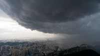 Terkahir ada amukan gumpalan awan raksasa yang hendak menyundul kawasan Guangdong, China. Panorama yang bikin merinding ini dijepret pada 18 Agustus 2020 lalu.