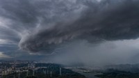 Dari langit China, tepatnya di kawasan Shenzen terlihat amukan awan yang dibentuk oleh Topan Higos pada 18 Agustus 2020.