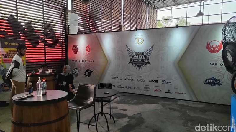 Potret Keseruan Nonton MPL ID S10 Offline di MPL Arena